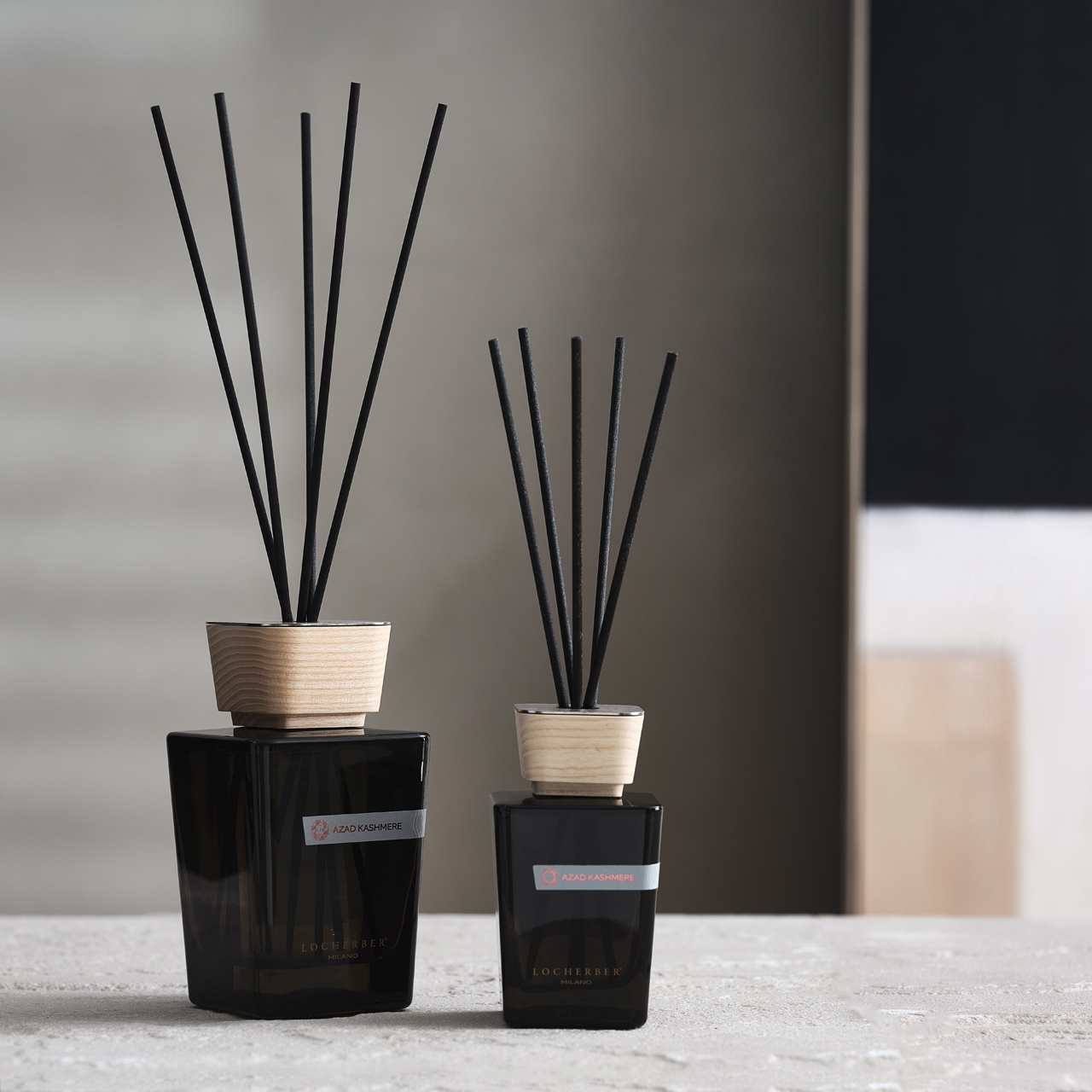 zwei Raumduftgläser mit Diffusor Sticks