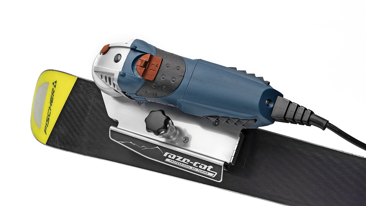 P6140a_ES_2000_auf_Ski-min